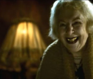 La vieille femme aux dents jaunes