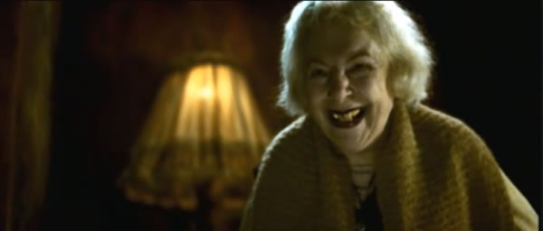 La vieille femme aux dents jaunes